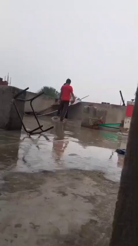 बिहार के गया में बच्चे छत पर खेल रहे थे और अचानक से बादल फट गया😳