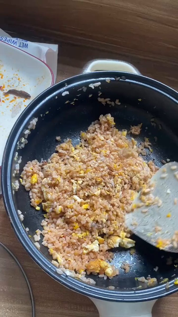 Guys, ada yang suka nasi goreng campur telur gak? Kalau ada, ini buat kalian aja ya. Aku udah kenyang tadi makan roti 😭
