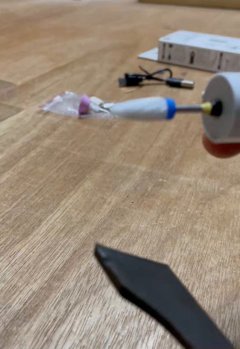 100円ショップのキャンドゥに充電式のミニルーターがあったので買ってみました 砥石も付いて880円ならお買い得だと思って早速試してみたのですが、ビットの固定方法がただ穴に差し込むだけなので力を入れたらすぐ止まってしまいます 軸をマステで太らせてから差し込んでなんとか使える感じでした また、軸も結構ブレるので細かい作業には向かないと思います パテを持ったところをざっくり削るとか、そういった使い方なら役に立つと思います ビットの固定方法が改善されたバージョンで販売してほしいですね