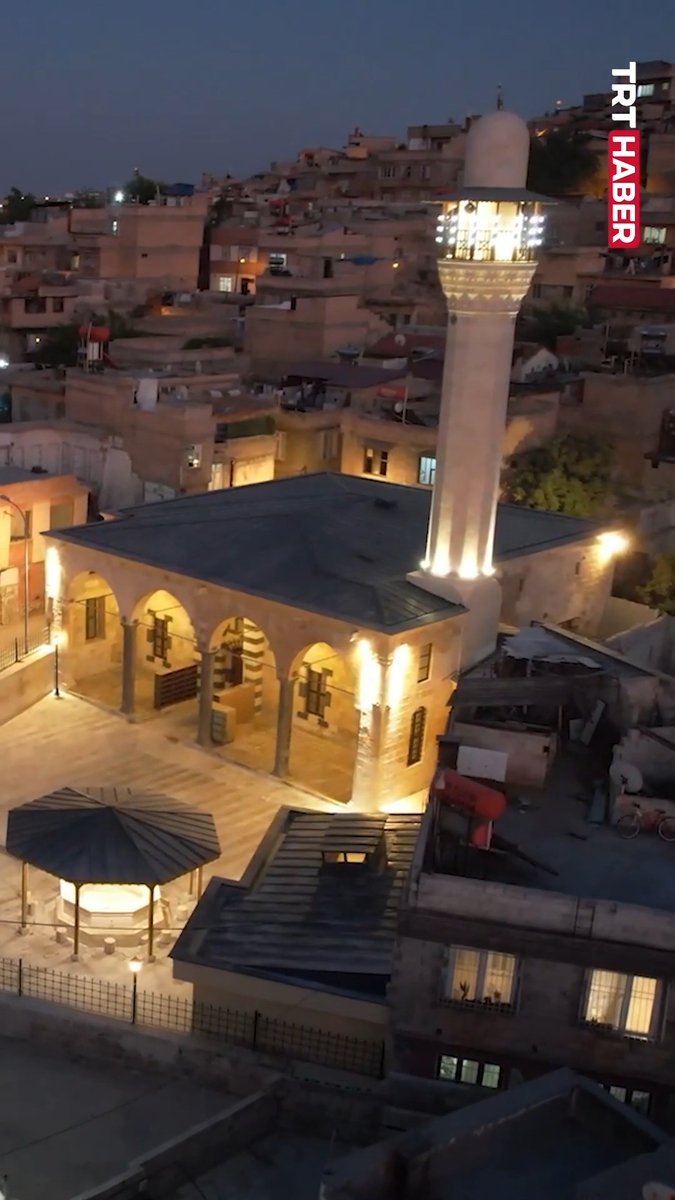 Depremde hasar gören Gaziantep Bostancı Camii ile Şanlıurfa Birecik Mahmut Paşa Camii, restorasyonun ardından #MevlidKandili'nde yeniden ibadete açılıyor. 81 ildeki tarihi camilerde ise vakıf ecdadı için okunan 1001 hatmin duası yapılacak.