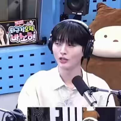 룽: 떼창 해주셔가지구 사실 큰 기대를 안 했었거든요 오랜만에 활동하는거고 하니까 사실 우리끼리 기대하지 말자 이랬는데 .. 딱 워너원 !! 했는데 대기실 까지 함성이 들리니까 PD 님이 얘들아 들려? 들려? 막 이러면서 다 따라불러주시고 그래서 👤 : 그 곡이 9년전 곡이잖아요 그걸 다 따라하고 계시더라구요 룽 : 계속 울컥 울컥하더라고요
