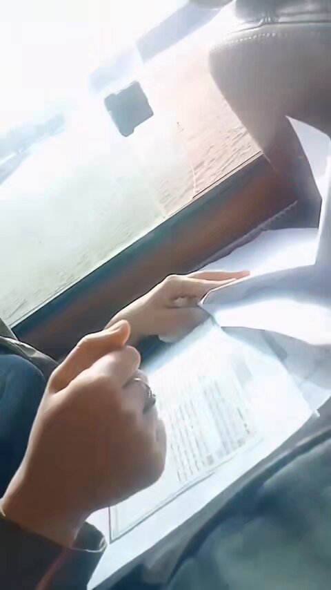 قنص بزاز لبن في المواصلات بنت الصليب الشرموطة