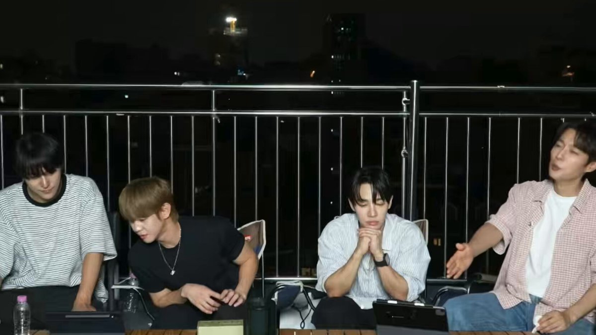 💙 너무 댓글에 계속 물어보시니까 💛 잘했어요x2 💙 10월달에 저기 준비하시고 💚 뭘요? 💙 준비하셔야죠 우리 몇..몇 주년이냐...10..... 💛 18주년 💙 곧 공지 나갈 거니까 조금만 기다려주시고 💙 도망가자 빨리 도망가 <ㅋㅋㅋㅋㅋㅋㅋㅋㅋㅋㅋㅋ