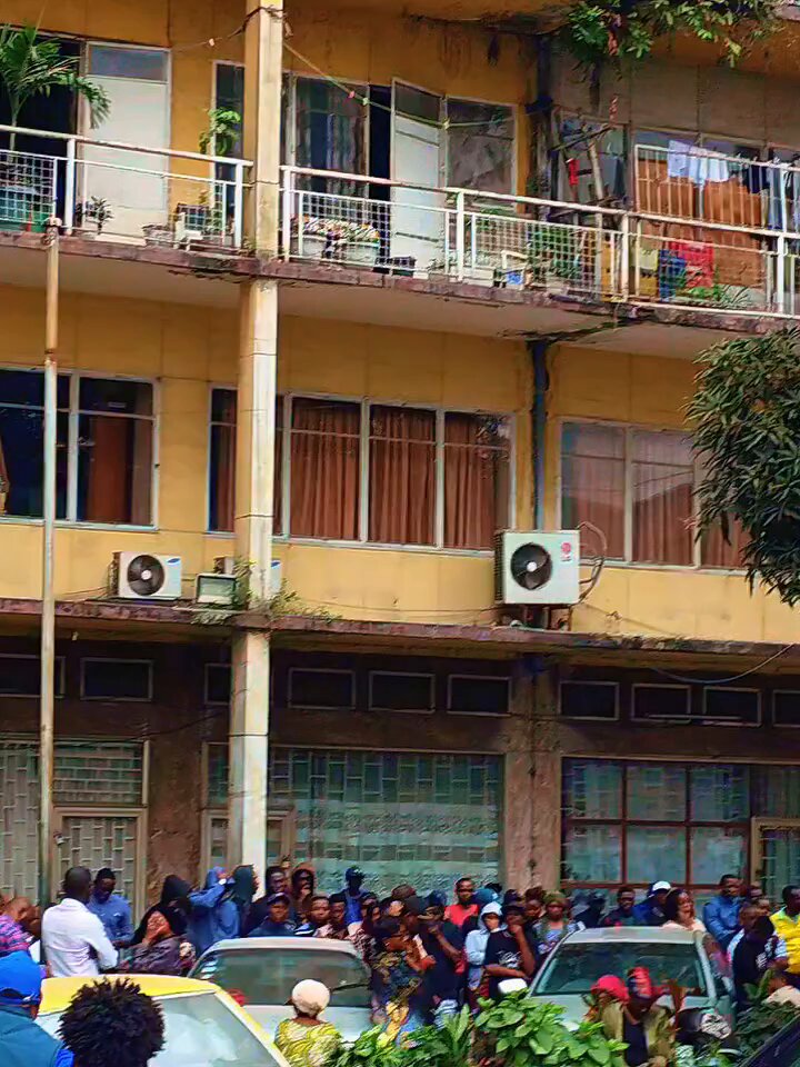 🚨🚨 URGENT : #SN: L’ORDRE A ÉTÉ DONNÉ PAR LA PRÉSIDENCE DE SANCTIONNER LES HABITANTS DE L’IMMEUBLE FLAMBEAU À LA GOMBE Les habitants de cet immeuble ont ouvert leur fosse septique pour la connecter directement au caniveau, une pratique aux conséquences graves pour l’assainissement de la ville. 🟦🟨🟥Plusieurs occupants sont notamment des fonctionnaires de l’État. Mais la consigne est claire : QUEL QUE SOIT LE RANG OU LA FONCTION DE LA PERSONNE CONCERNÉE, LA LOI DOIT S’APPLIQUER. Depuis 4 heures du matin, le Service National est sur place pour faire exécuter les instructions reçues. 🇨🇩 PERSONNE NE DOIT ÊTRE AU-DESSUS DES RÈGLES. KINSHASA DOIT REDEVENIR UNE VILLE PROPRE ET DISCIPLINÉE. Morin Ngindu Daniel Michombero /Batubenga Patrick Muyaya Israël Mutombo cybelle Mushagalusa MUTU WANA Alidor5%tk IMANI NTAKO FAITH Kaz Boy Neves💕🇨🇩 Litsani Choukran Xtrafrica Alix ANDY BEMBA Abou Patriote Daniel Michombero /Batubenga Jean-François Le Drian Damien tresor esala Dady NAP Béton IMANI NTAKO FAITH SarahSalyne Nk FilledePapaGod william kalonga SERGE KAMBA Leon KAKESE Serge Kanyinda 13 Peter Kazadi Patrick Muyaya Peter Tiani Litsani Choukran