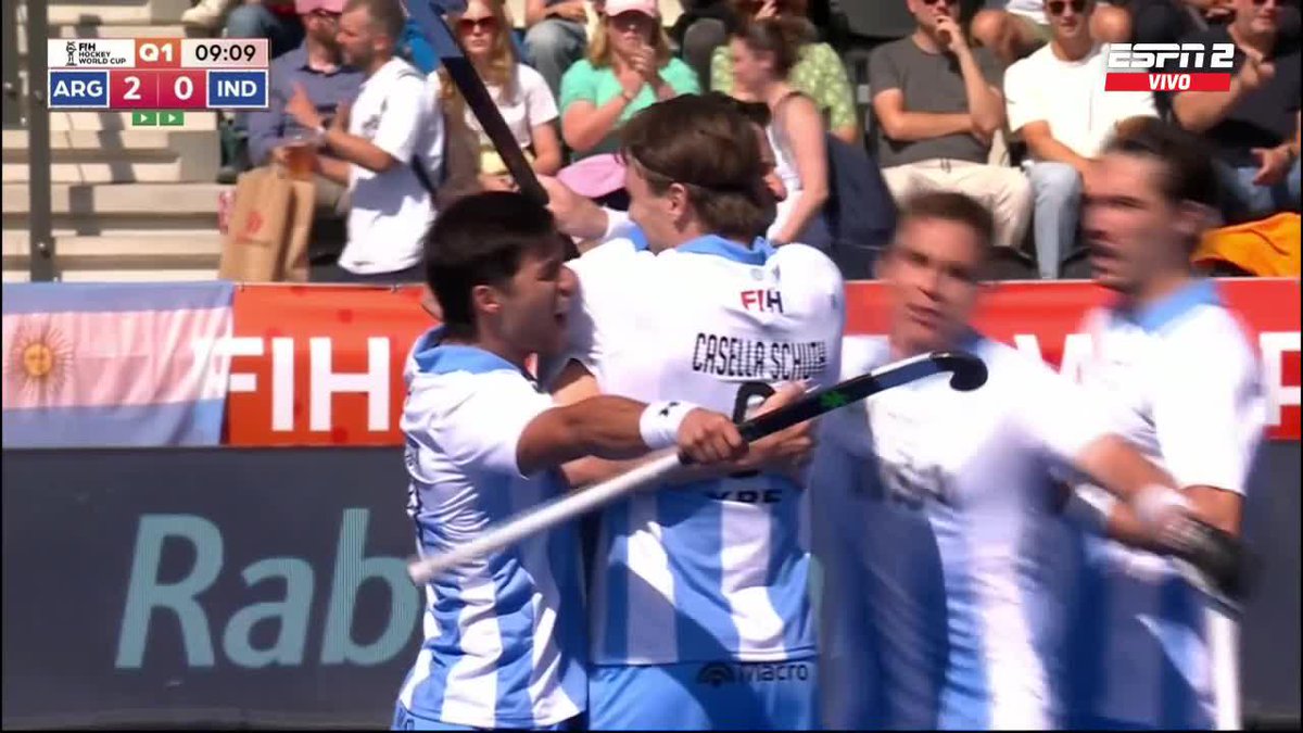 ¡ABRAZADOS A LA ILUSIÓN DE METERSE EN SEMIS! Córner corto argentino y Nico Della Torre marca el 2-0 de Los Leones ante India. 📺 Todos los partidos de #HWC2026 en Disney+ Plan Premium