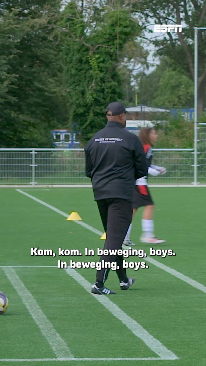 Winston Bogarde being Winston Bogarde op de Winston Bogarde Academy 😁 "Je moet hem wel *** verdedigen, hè?" 🔗