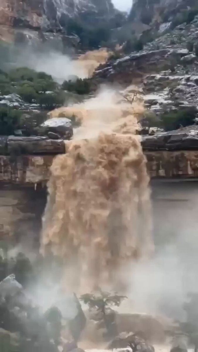 🎥 🌊 شاهد | اندفاع وقوة جريان شلال #الحواضات بجبل السراة في ولاية #عبري مساء اليوم 🌧️🇴🇲 ​📸 عدسة : علي الحاتمي ​جعلها الله أمطار خير وبركة وعمّ بنفعها البلاد والعباد 🤲✨ ​#الخيمة_العمانية #شلال_الحواضات #جبل_السراة