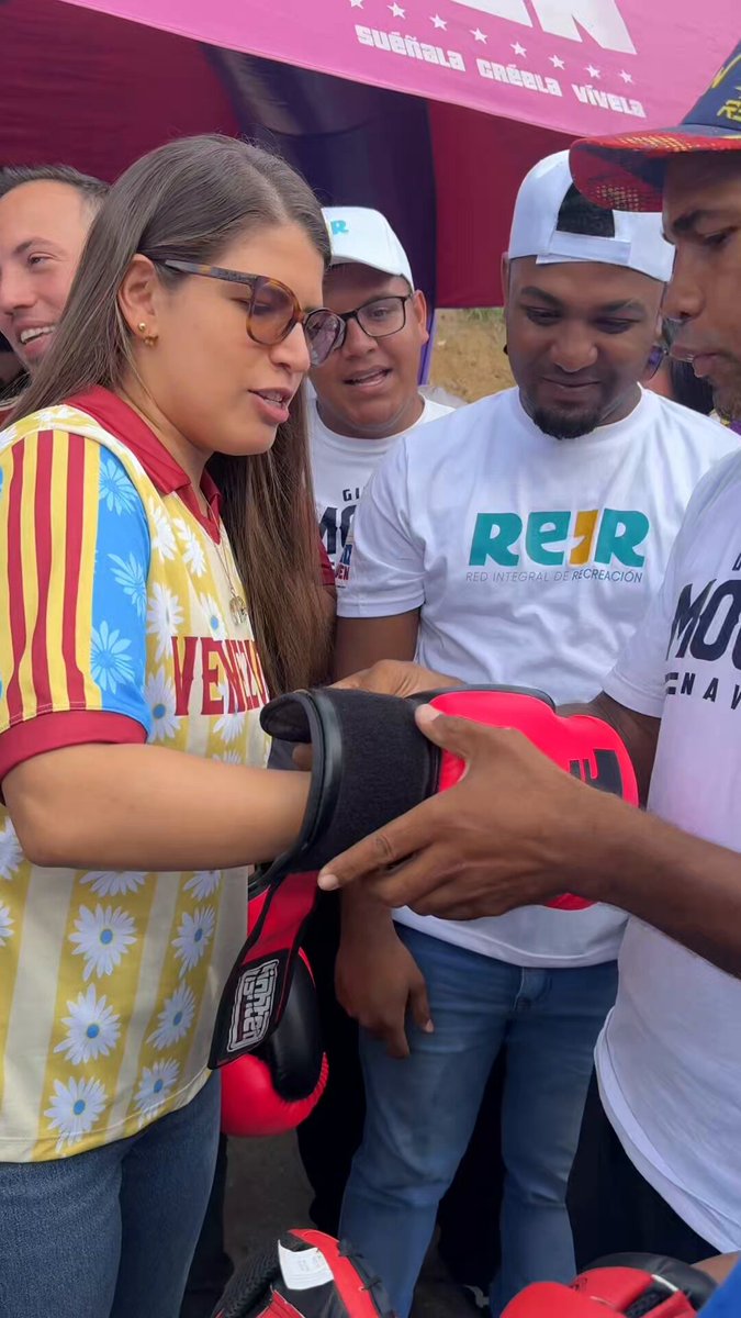 🇺🇸🇻🇪🚨La hija de Chávez ya está en campaña Tal como su papá es una tierrua sin remedio q busca apoyo popular Aquí está, jugando a boxeadora. Pobre mujer, y no se bolsillo xq se hizo millonaria, pobre de espíritu