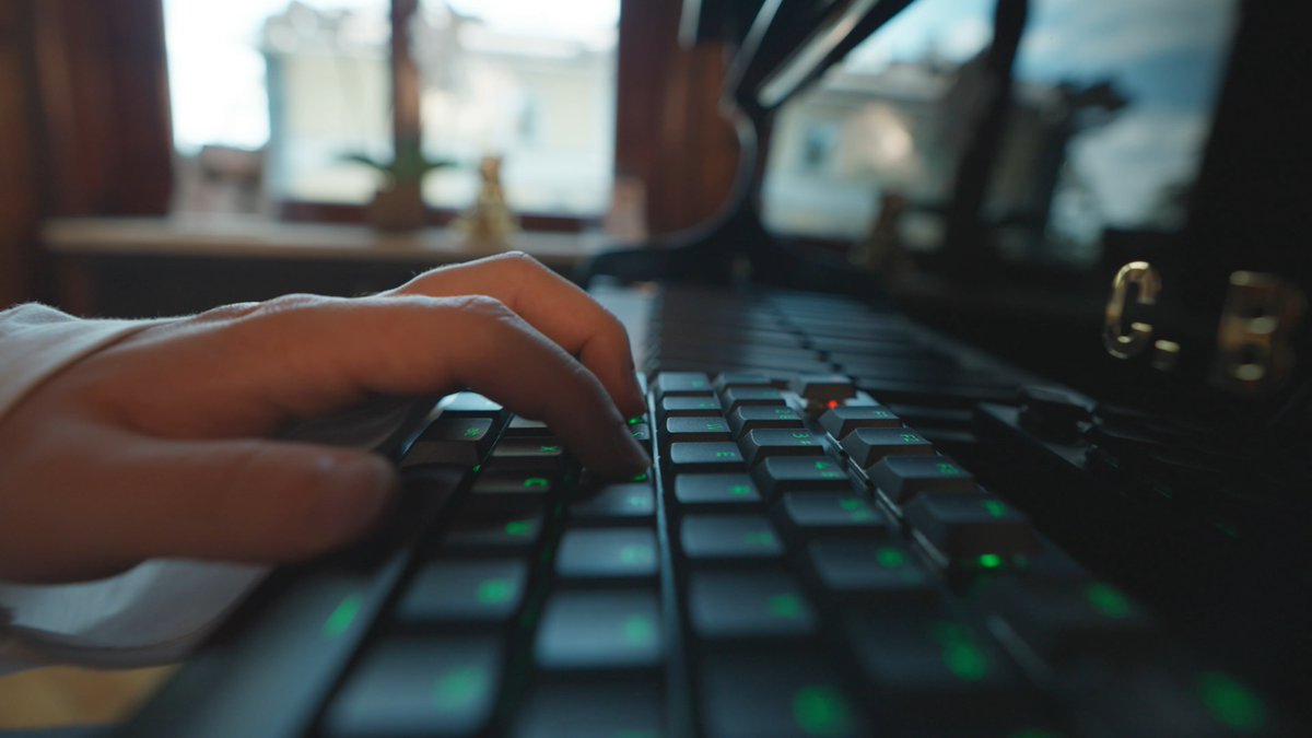 Not quite the keys you were expecting. MOUZ pro Spinx knows exactly how he likes his keyboards. See why he prefers low-profile for competitive play with the Razer Huntsman V3 Pro Low-profile Tenkeyless 8KHz: