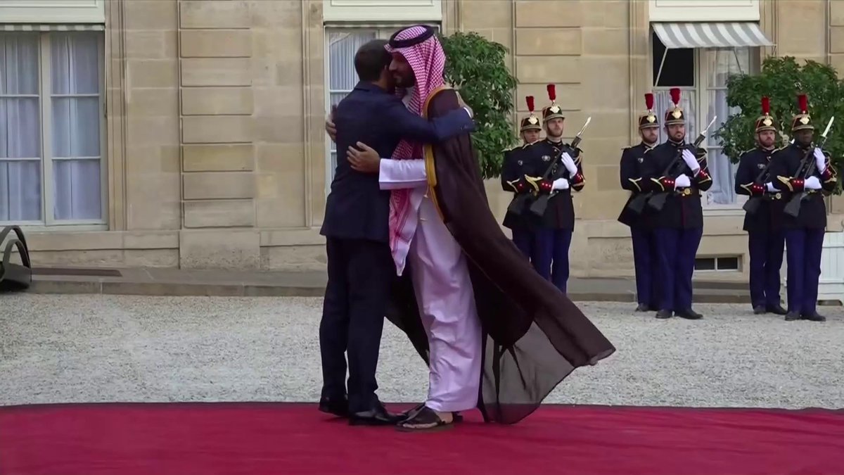 المشاهد الكاملة لوصول #ولي_العهد الأمير محمد بن سلمان إلى قصر الإليزيه وسط استقبال من الرئيس الفرنسي إيمانويل ماكرون #محمد_بن_سلمان_في_باريس