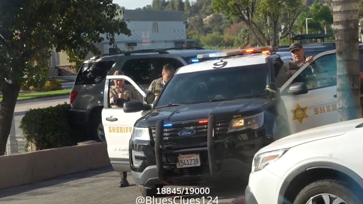 😬 Blueface & GF Nevaeh were swatted while out enjoying a meal with their newborn.