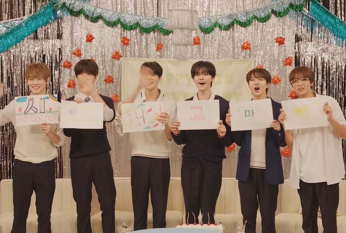 น่ารักมากเกือบตราย คือเจโน่บอกว่าเดี๋ยวเรามีเซอไพร้ตอนท้ายน้ะ ๆๆ มีเตรียมไรไว้ให้ด้วย ละน้องดรีมก็ลุกไปหยิบกระดาษมาคนละใบ ถือเรียงกันว่า 🌈 시즈니 고마워 (ชีจือนี่ ขอบคุณนะ) น้องดรีมบอกว่าที่ครบรอบ 10 ปีได้ก็เพราะชีจือนี่ 😭😭😭😭😭