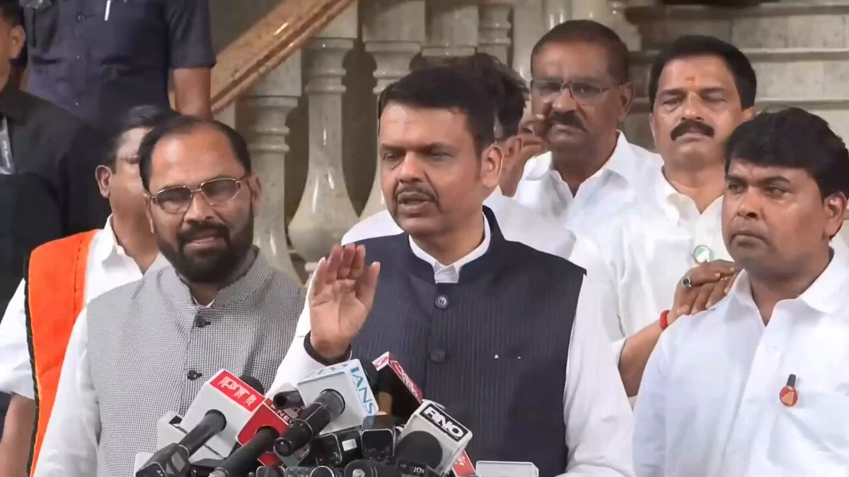 🚨 फडणवीस का बड़ा संदेश! ऑटो-टैक्सी चालकों को मराठी का “एक्सपर्ट” नहीं बनना, सिर्फ काम चलाने लायक मराठी जानना जरूरी है। भाषा सीखो, दबाव नहीं—बातचीत जरूरी, जबरन fluency नहीं!