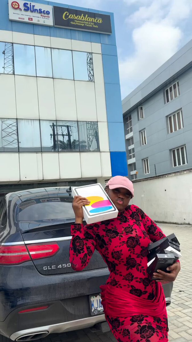 This is how Mitchy surprised her staffs with a brand new phone.