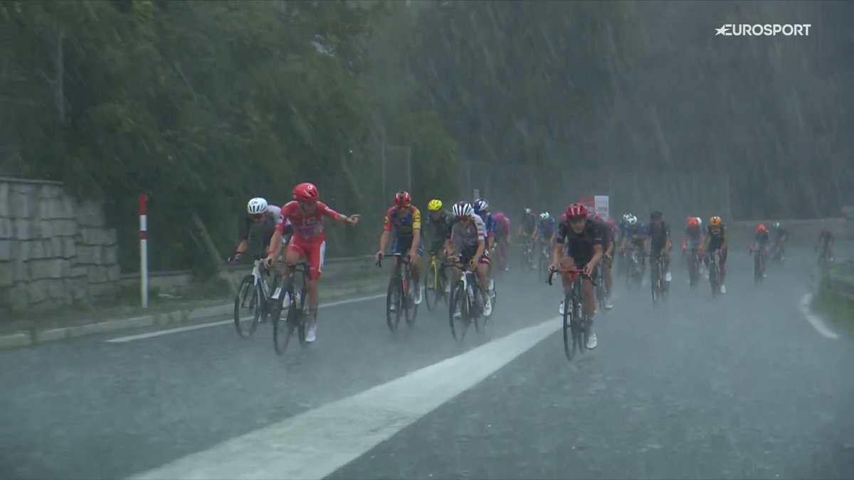 La imagen de la etapa. Pogacar ejerce de capo y los ciclistas se resguardan del fuerte granizo. #LaVuelta26 #LaCasadelCiclismo