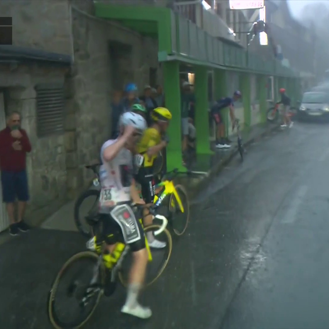 ⛈️ Quelles images folles ! Sous le déluge, les coureurs cherchent à se mettre à l'abri de la pluie battante ! #LaVuelta26 #LesRP
