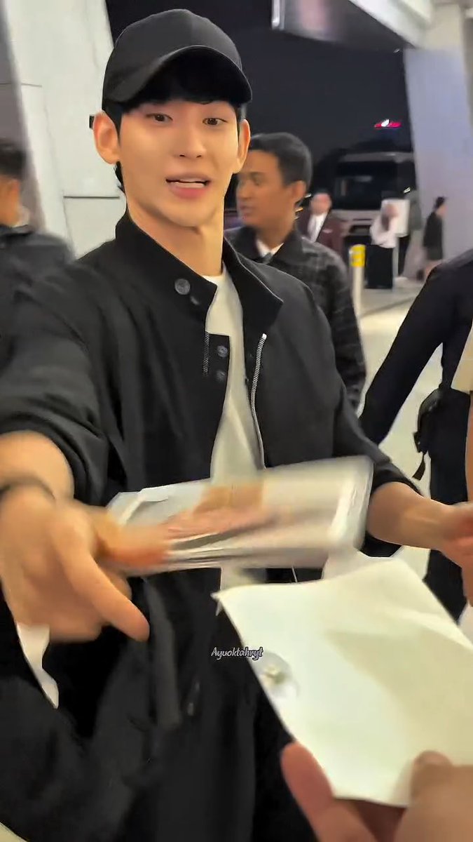 [0824] #KimSoohyun departs from Jakarta International Airport and heads back to Seoul after attending Mahakarya RCTI 37 in Jakarta last night.