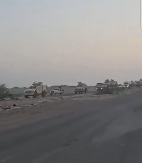 فيديو متداول.. تحشيدات السعودية التي تم استهدافها بالصواريخ والطائرات المسيرة اليمنية، عقب وصولها مباشرة إلى مأرب شرق اليمن.