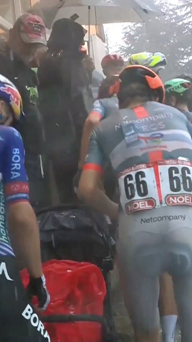 โLike being hit by half a golfballโ ๐ณ A hailstorm forced the riders to rush into a hotel for cover at La Vuelta ๐ฑ