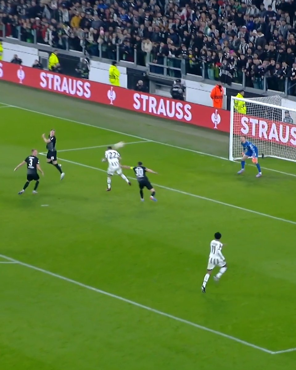 This Di María header 😤 #UEL | JuventusFC