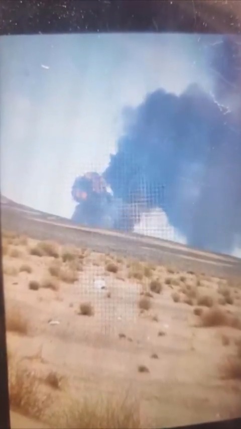 عاجل🔴 مشاهد خاصة تُظهر جانباً من احتراق شاحنات محملة بالأسلحة قادمة من الأراضي السعودية في الوديعة بعد استهدافها بصواريخ ومسيرات القوات المسلحة اليمنية.