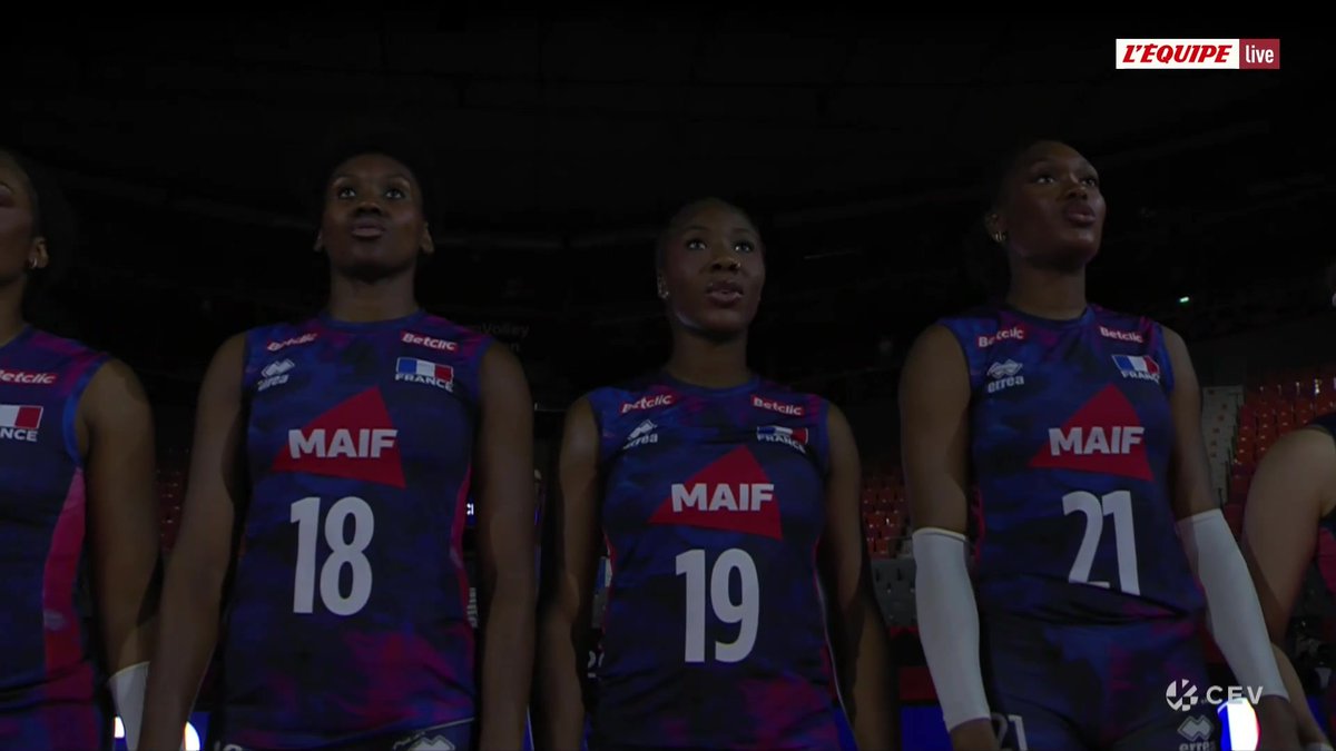 La Marseille avant le match d'Eurovolley des Bleues face au Montenegro ! Suivez le match en direct : #lequipeVOLLEY