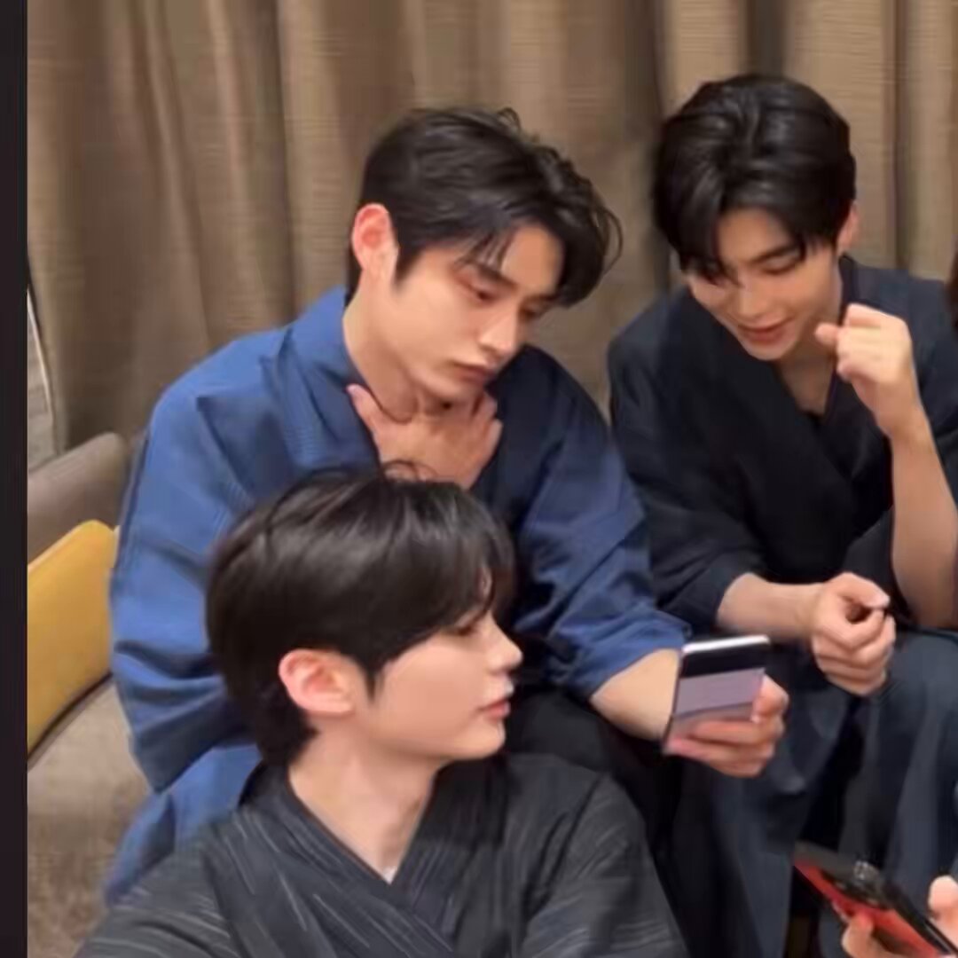 i don’t know if anyone translated this but i thought it was just sweet that hanbin made sure jiwoong knew he’s perfect as he is.. 🦋 why does hanbin look so fair? 🧸 why are you so fair?? isn’t it because of the light? 🦋 no no 🐹 i think so! the lights above 🦋 it’s not~ 🦋 why do i look.. 🧸 we don’t look well (gw means that the color of their faces due to the lighting looks off) 🦋 i don’t look well.. it’s probably because i’m hungry 🐹 swap places with me! 🐹 but everyone has different charms of their own, that’s how it is 🦋 that’s right, that’s right 🐹 look at this hyung! you look fine 🐥 it’s the lighting! 🦋 the lights 🧸 that’s right, it’s the lighting 🐥 you look fairer now 🦋 oh it doesn’t matter to me 🐹 that’s what you’re pursuing? 🦋 yeah.. (says something i can’t hear) 🐹 but why, you look good (as you are!) 🦋 it’s all good to me!