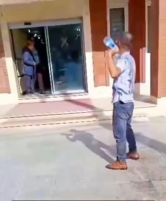 ▪️▪️ أزمة اقتصادية غير مسبوقة في عموم إيران النظام الخبيث الذي دفع الشعب الإيراني المحروم والفقير إلى حافة إضرام النار في أنفسهم، 🔴 في مقطع فيديو متداول على منصات التواصل الاجتماعي، يحاول أحد المواطنين من أهالي الأهواز، وهو صاحب حقل لتربية الدواجن، إضرام النار في نفسه بساحة المعاونية الاقتصادية التابعة للنظام في الأهواز، وذلك إثر نفوق جميع دواجنه نتيجة انقطاع التيار الكهربائي - هذا هو الوجه الحقيقي لإيران اليوم. #ایران إيران الحرة #الشرق_الأوسط