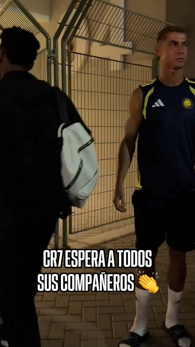 ¡TODO UN LÍDER! 🫡 Cristiano Ronaldo espera a todos sus compañeros antes de entrar. EL COMANDANTE (vía AlNassrFC)