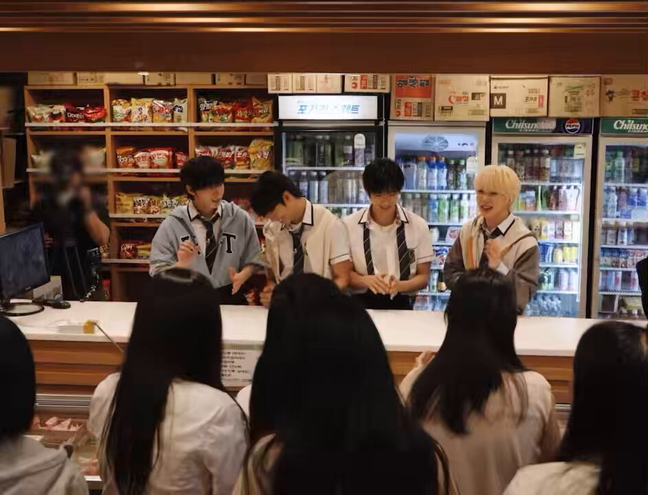 “nobody knows woongki outside the fandom” MIND YOU this is literally him at a random girls’ school in korea 😭😭😭