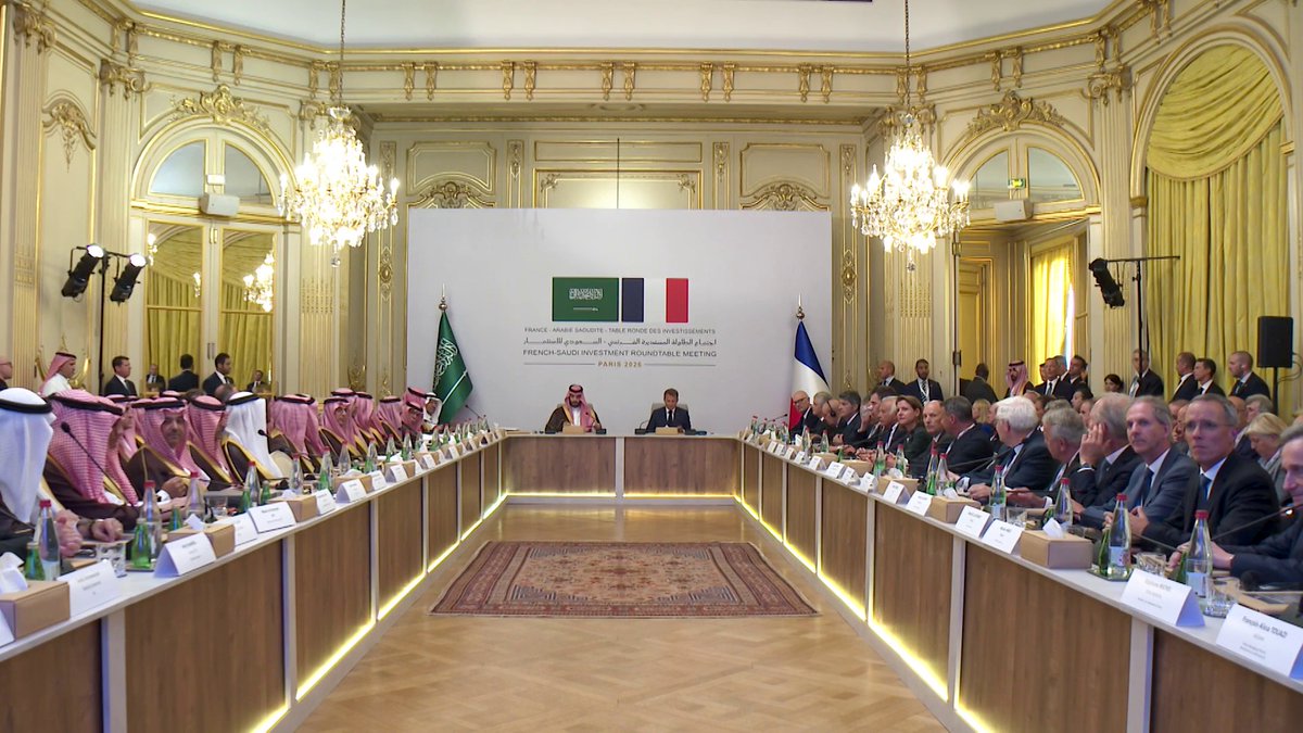 #ولي_العهد الأمير محمد بن سلمان والرئيس الفرنسي إيمانويل ماكرون خلال ترؤسهما اجتماع الطاولة المستديرة السعودي الفرنسي للاستثمار #محمد_بن_سلمان_في_باريس
