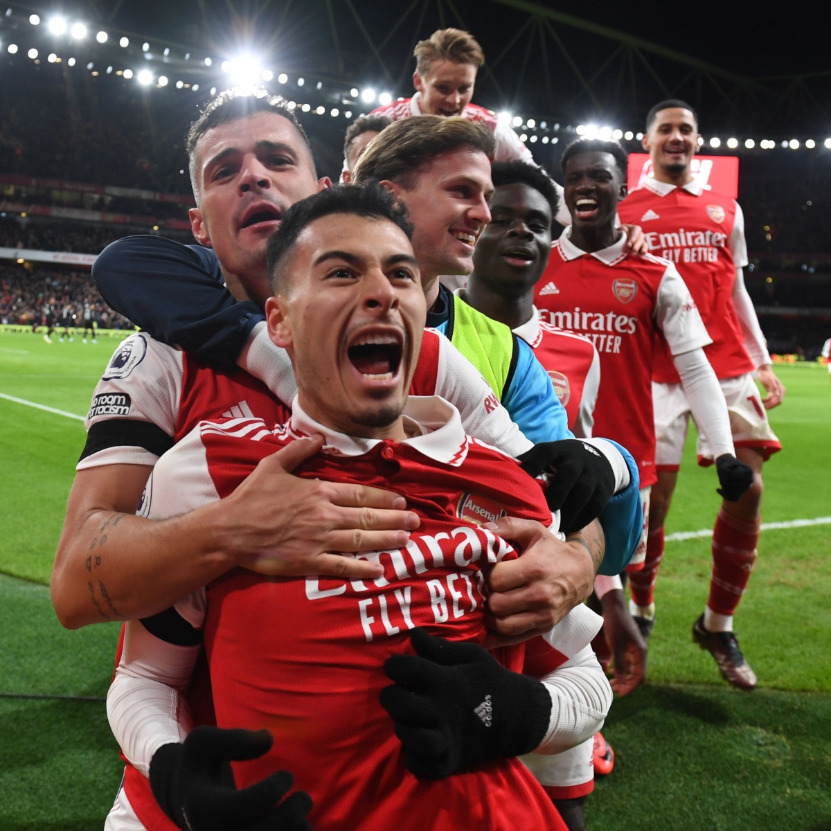 💥 Saka brought the power, Martinelli brought the ice-cold finish. The Emirates absolutely ERUPTED when that one hit the back of the net! ⚪️🔴