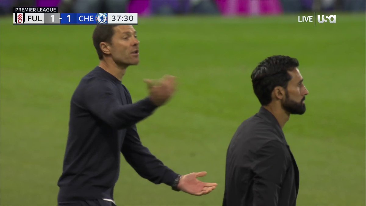 "I was reading today that their kids go to the same school." 🤣 An interesting dynamic on the touchline between Xabi Alonso and Alvaro Arbeloa.