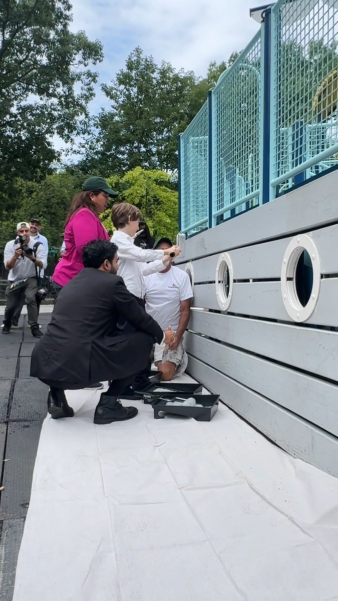 Mayor Mamdani paints a playground after an 8-year-old New Yorker wrote to him and asked for help with repairs