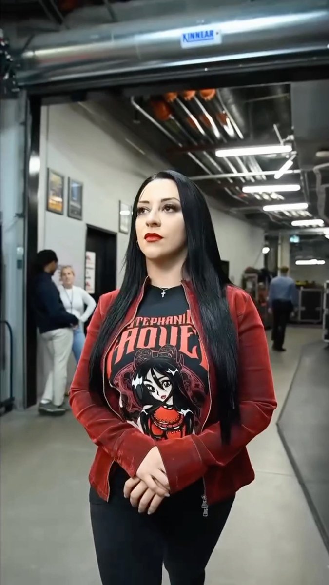 STEPHANIE VAQUER HAS ARRIVED TO RAW 🔥 #WWERAW