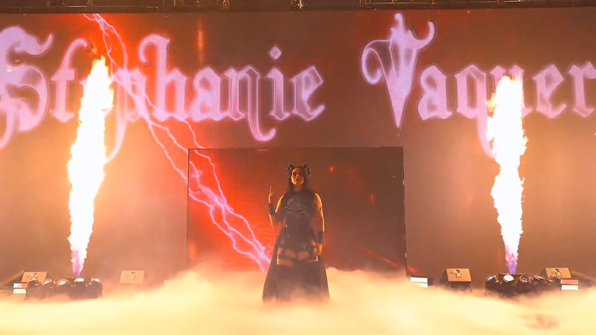 ¡LA PRIMERA! 🇨🇱 #WWERaw