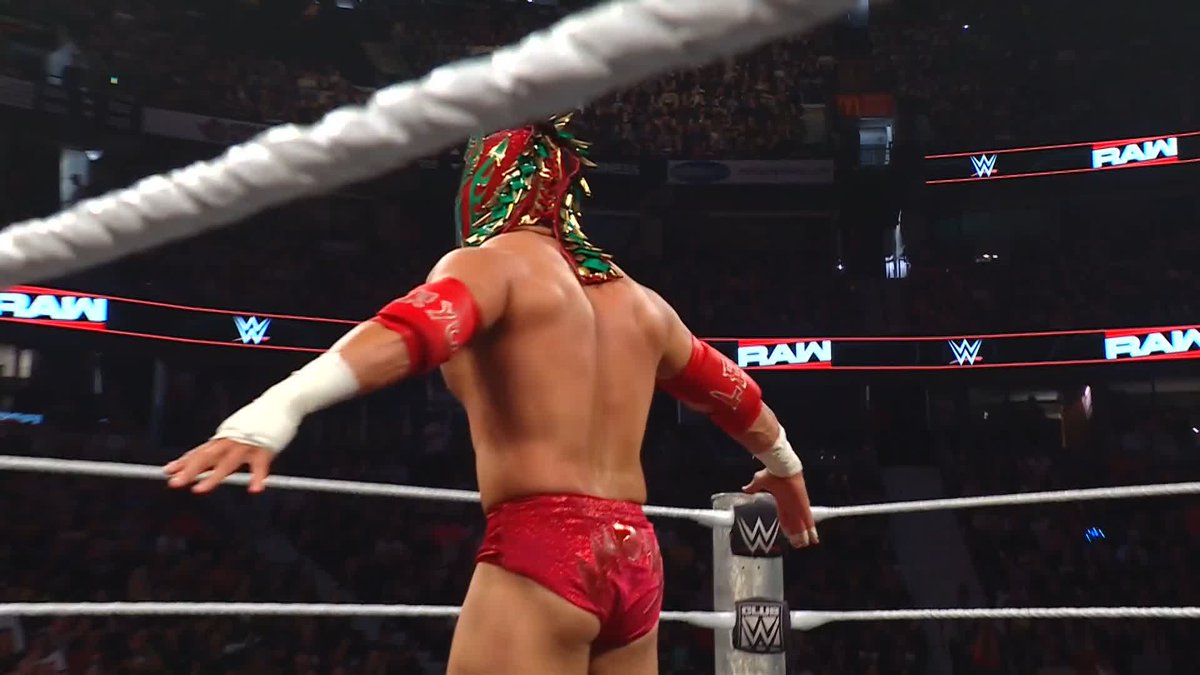 La semana pasada Chad Gable vs. Rey Mysterio, hoy Rey Fénix vs. Dragon Lee. Resulta que si pones a buenos luchadores a luchar, salen... buenísimas luchas. #WWERAW