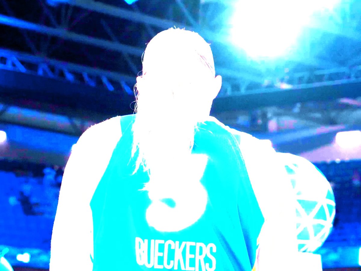 no credit cards, only cash for PB5 💰 32 pts in only 3 quarters... 18pts in the 1st... 5th 30 pt game of her career... the bank is open... even on Sunday.