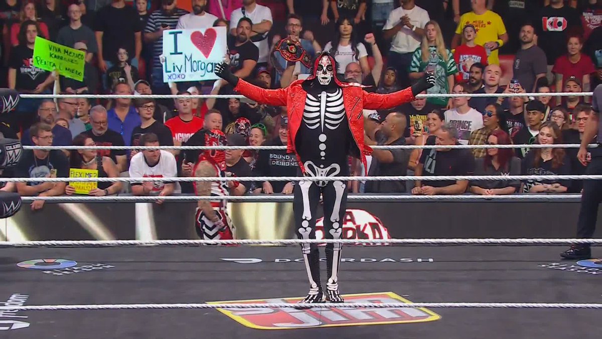 La Parka haciendo su entrada en RAW y que no suene Thriller, como antes de la llegada de WWE a AAA. Ganamos y perdimos. #WWERAW