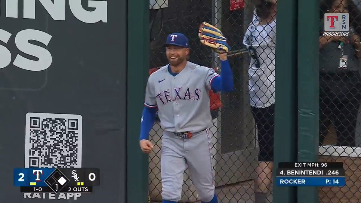 WHAT A CATCH 🤯 Brandon Nimmo takes away a home run with a FANTASTIC grab against the wall!