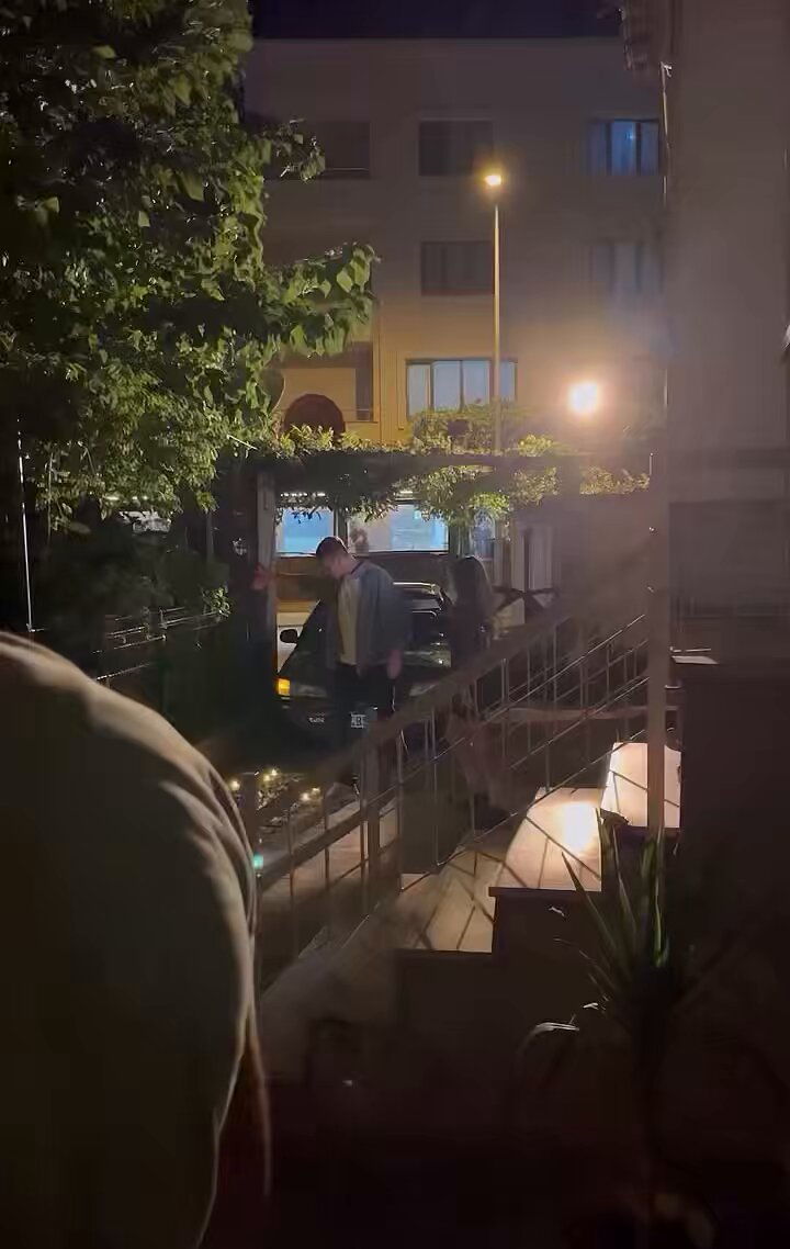 suratına doğru eğilip kızı kendine çektiği ân.. inan ki cok etkileyici
