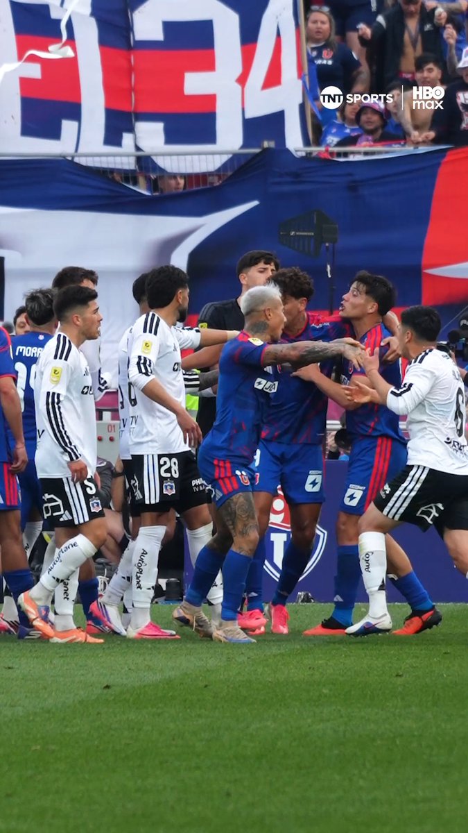 🔥⚽🏟️ ¡Candente final del partido en Ñuñoa! Los ánimos en el #Superclásico200 terminaron caldeados, donde jugadores de #ColoColo y #LaU se enfrascaron en una discusión. ¡Disfruta la #LigaDePrimeraMercadoLibre 2026! Suscríbete a #TNTSportsenHBOMax 📲