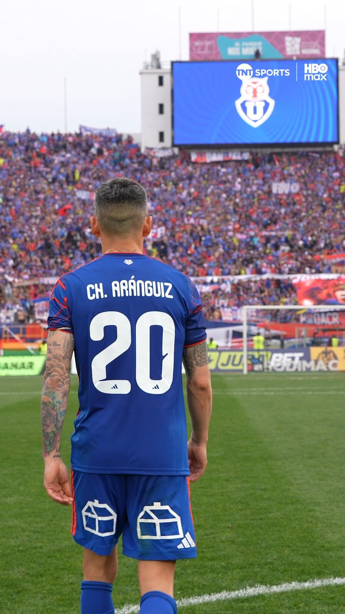 👑💙🤘 Pese a no conseguir la victoria en el #Superclásico200, Charles Aránguiz se fue con la frente en alto ante una tremenda ovación de los hinchas de #LaU. ¡Disfruta la #LigaDePrimeraMercadoLibre 2026! Suscríbete a #TNTSportsenHBOMax 📲