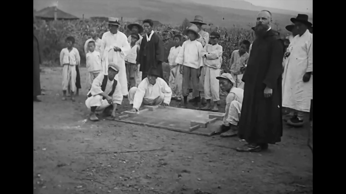 1925年、朝鮮の普通学校の運動会映像 漢字を使っており、 正装した先生たちの姿も見え、 暑さで日傘を差している様子も映っている。 日韓併合時代は、 韓国人が言うように本当に地獄だったのだろうか？