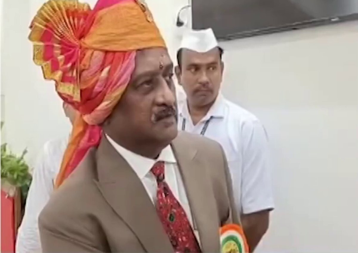 सुप्रीम कोर्ट के जज जस्टिस प्रसन्ना बराले ने कहा कि अगर सरकार कुंभ मेला का जो बजट है उसका 0.1% शिक्षा बजट बढ़ाती तो कई स्कूल बन सकते थे मैं जस्टिस से सहमत हूं लेकिन जस्टिस प्रसन्ना वराले को सिर्फ कुंभ मेला ही क्यों नजर आया ??? इन्होंने यह क्यों नहीं कहा कि अगर सरकारी हज यात्रा सब्सिडी का बजट का 0.1% स्कूलों पर खर्च करती तो स्कूल अच्छे बन सकते थे या यह जो पूरे भारत में सैकड़ो हज हाउस बने हैं उनकी जगह स्कूल या कॉलेज बनते तो कितनी शानदार शिक्षा व्यवस्था होती या जस्टिस प्रसन्ना बराले को यह भी कहना चाहिए कि यह वक्फ बोर्ड जो लाखो एकड़ जमीन दबाकर बैठा है उन जमीनों पर स्कूल कॉलेज बनेंगे तो देश की शिक्षा व्यवस्था शानदार होगी सोचिए जब सुप्रीम कोर्ट में बैठे हुए जज को भी सिर्फ एक धर्म नजर आ रहा है तब वह फैसला क्या करते होंगे