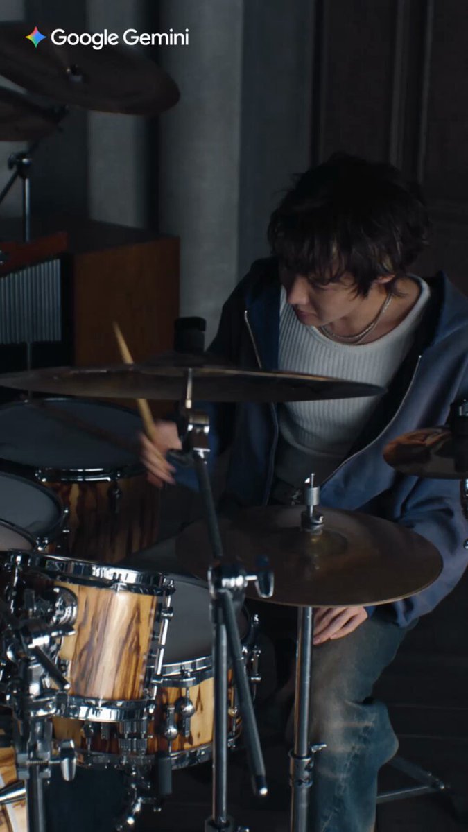 BTS の J-HOPE のように、 楽器の練習を頑張りたい！🎸 上達するためのコツも 日々の練習スケジュールも Gemini に送るだけ！ 理想の演奏に向けて一緒に準備しよう。 Google Gemini に今すぐ相談🪄
