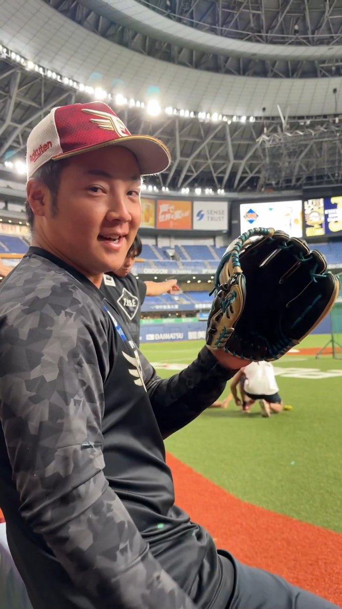 #吉納翼 選手が手にしているのは #黒川史陽 選手が昔使っていたグローブ✋ リハビリ期間中、泉の寮でホコリを被った状態のものを発見💡 許可なく勝手に持ってきたそうで、たった今ご本人許可を取りました🫢⭕️ 黒川選手いわく ｢生き方上手いっす、“シアワセダ”や！｣ 😂 #RakutenEagles #強鷲革新