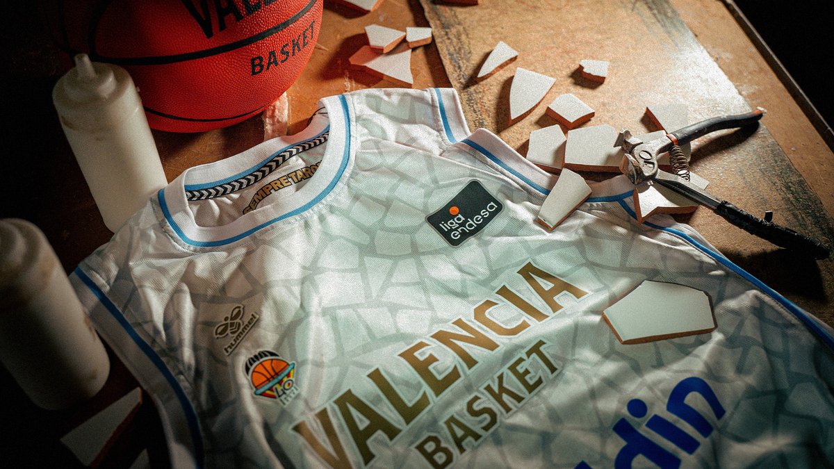 ⚪️ 𝙏𝙧𝙚𝙣𝙘𝙖𝙙𝙞́𝙨 40 años después, 𝙚𝙡 𝙘𝙖𝙢𝙞𝙣𝙤 𝙘𝙤𝙣𝙩𝙞𝙣𝙪́𝙖 3⃣🎽 Esta será la tercera equipación para la temporada 2026-27 junto a hummel ES-PT