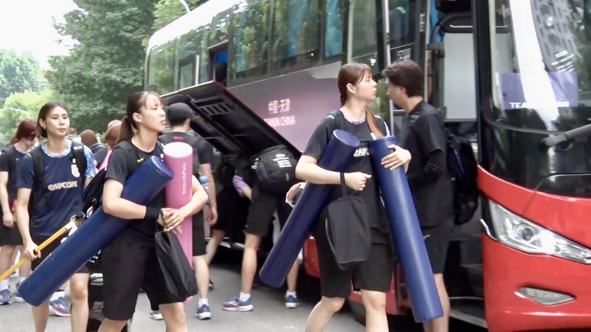 🏐✨まもなく試合開始✨🏐 🚌練習会場入りの様子です!👏 🏆バレーボールアジア選手権🏆【女子】 日本 🆚 ベトナム 📺地上波・フジテレビ系列でこのあと7時から放送!📺 📱TVerで無料配信💻 #アジア選手権