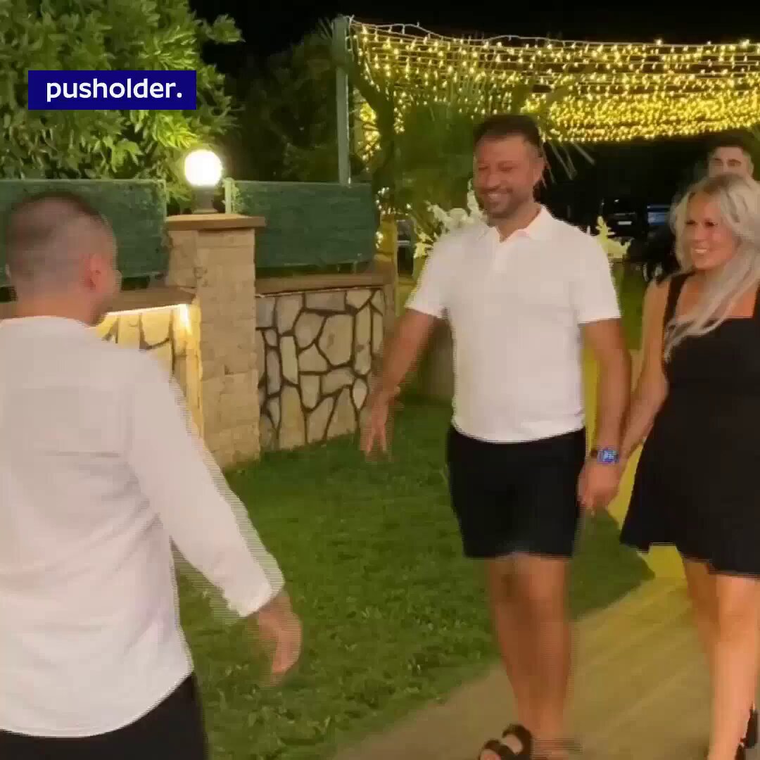 Aydın'da evleneceği kişiyle anlaşmazlık yaşayan bir kişinin düğünü 2. kez iptal oldu. Düğün salonu rezervasyonunu iptal edemeyen kişi, gelinsiz düğünde akrabaları ve arkadaşlarıyla eğlendi.